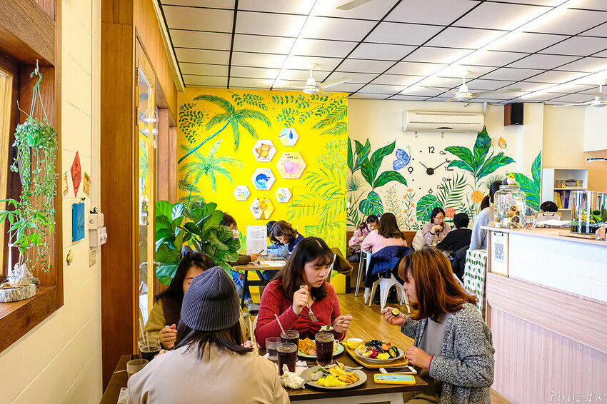 流心起司肉醬吐司，巷弄人氣早午餐，阿飛早午餐環境融入南洋風，香料燉肉辣香帶勁！