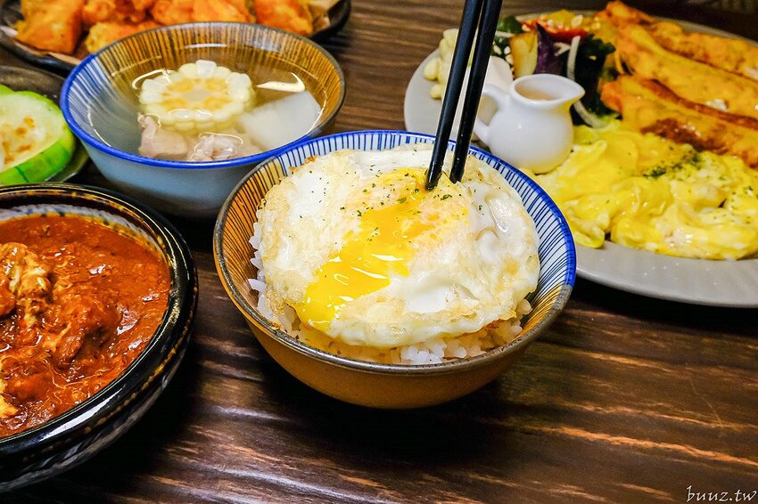 流心起司肉醬吐司，巷弄人氣早午餐，阿飛早午餐環境融入南洋風，香料燉肉辣香帶勁！