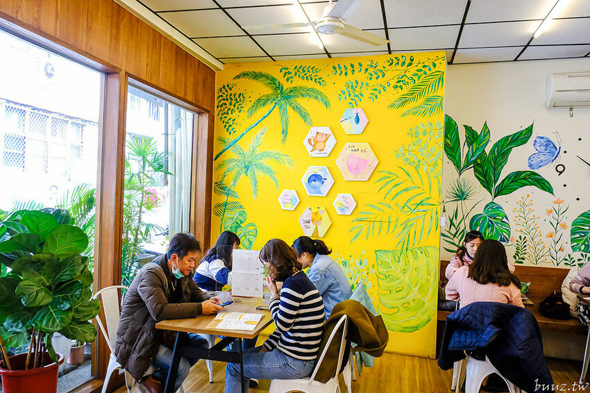 流心起司肉醬吐司，巷弄人氣早午餐，阿飛早午餐環境融入南洋風，香料燉肉辣香帶勁！