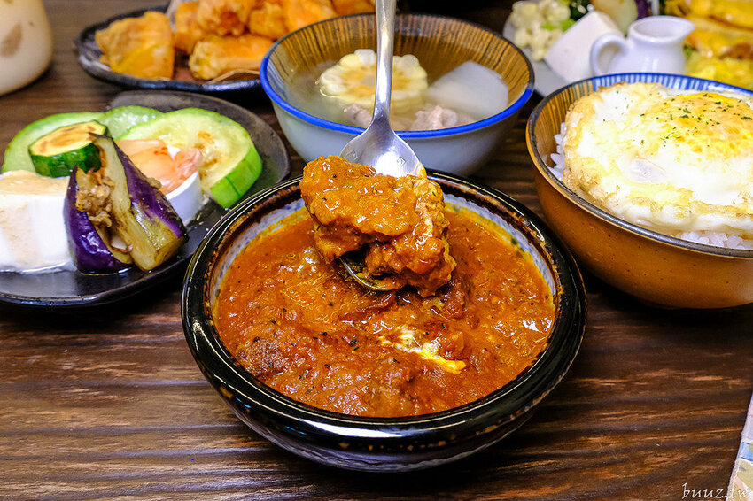 流心起司肉醬吐司，巷弄人氣早午餐，阿飛早午餐環境融入南洋風，香料燉肉辣香帶勁！