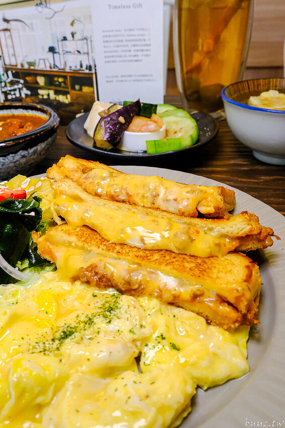 流心起司肉醬吐司，巷弄人氣早午餐，阿飛早午餐環境融入南洋風，香料燉肉辣香帶勁！