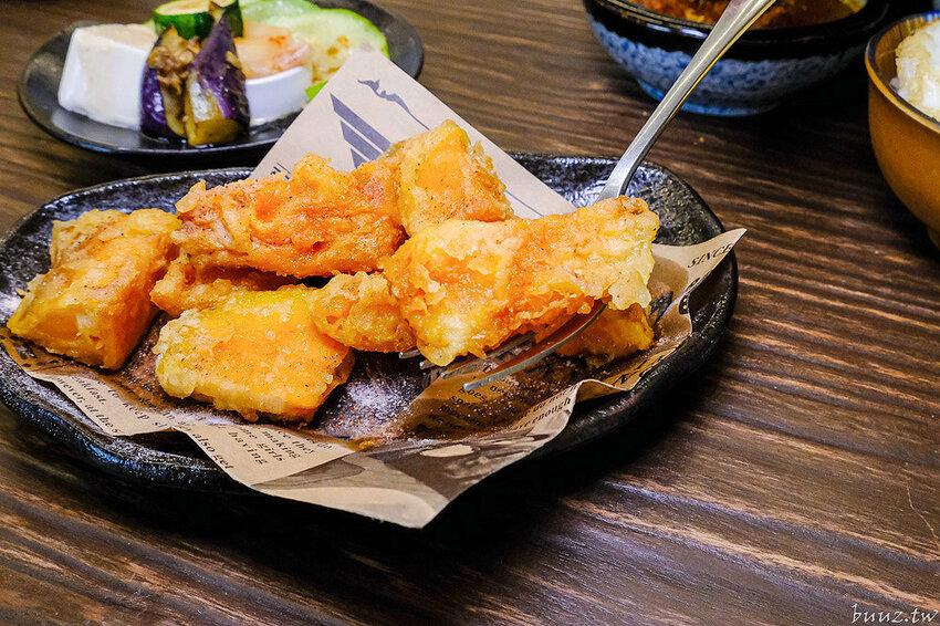 流心起司肉醬吐司，巷弄人氣早午餐，阿飛早午餐環境融入南洋風，香料燉肉辣香帶勁！