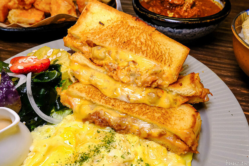 流心起司肉醬吐司，巷弄人氣早午餐，阿飛早午餐環境融入南洋風，香料燉肉辣香帶勁！