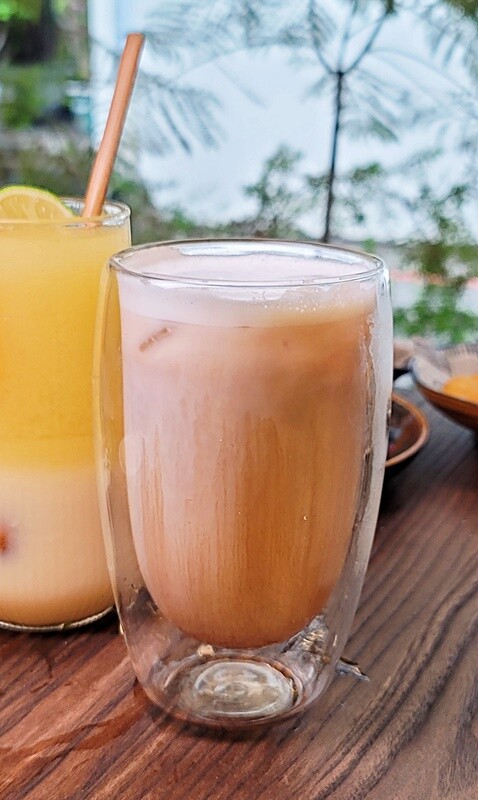 隱藏在巷仔內的低調人氣早午餐，超澎湃繽紛溫沙拉，限量經典三杯雞通通必點，早午餐就是要吃的夠滿足！