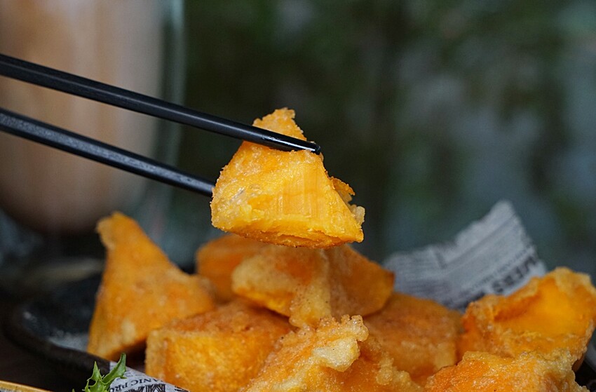 隱藏在巷仔內的低調人氣早午餐，超澎湃繽紛溫沙拉，限量經典三杯雞通通必點，早午餐就是要吃的夠滿足！