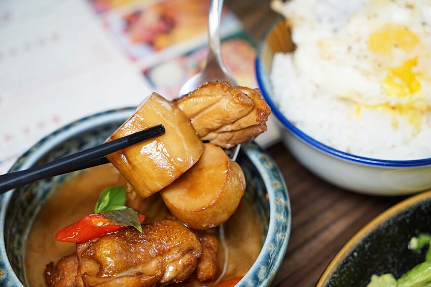 隱藏在巷仔內的低調人氣早午餐，超澎湃繽紛溫沙拉，限量經典三杯雞通通必點，早午餐就是要吃的夠滿足！