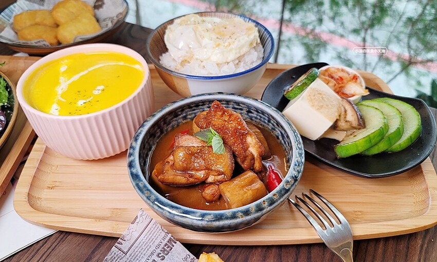 隱藏在巷仔內的低調人氣早午餐，超澎湃繽紛溫沙拉，限量經典三杯雞通通必點，早午餐就是要吃的夠滿足！