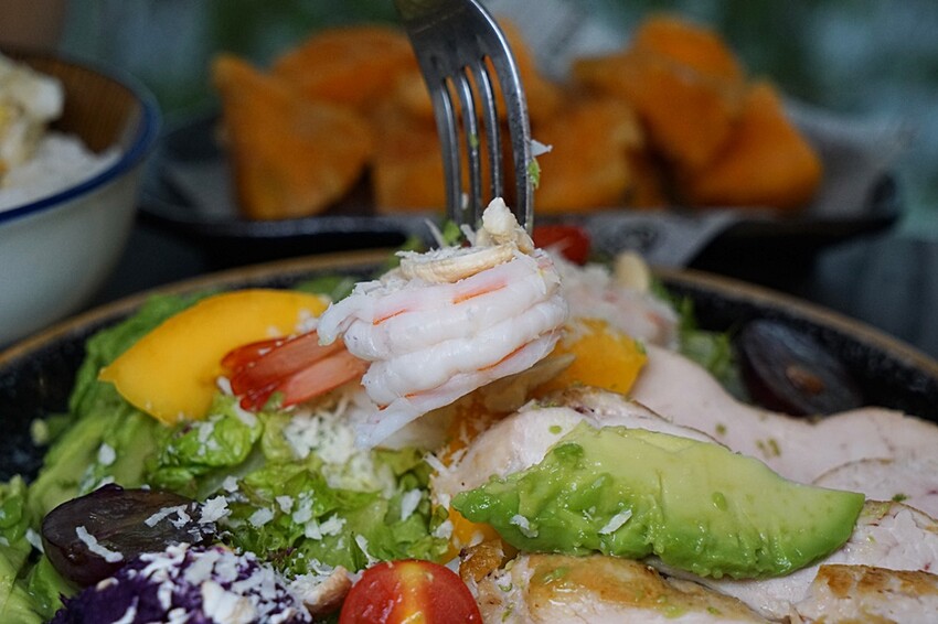 隱藏在巷仔內的低調人氣早午餐，超澎湃繽紛溫沙拉，限量經典三杯雞通通必點，早午餐就是要吃的夠滿足！