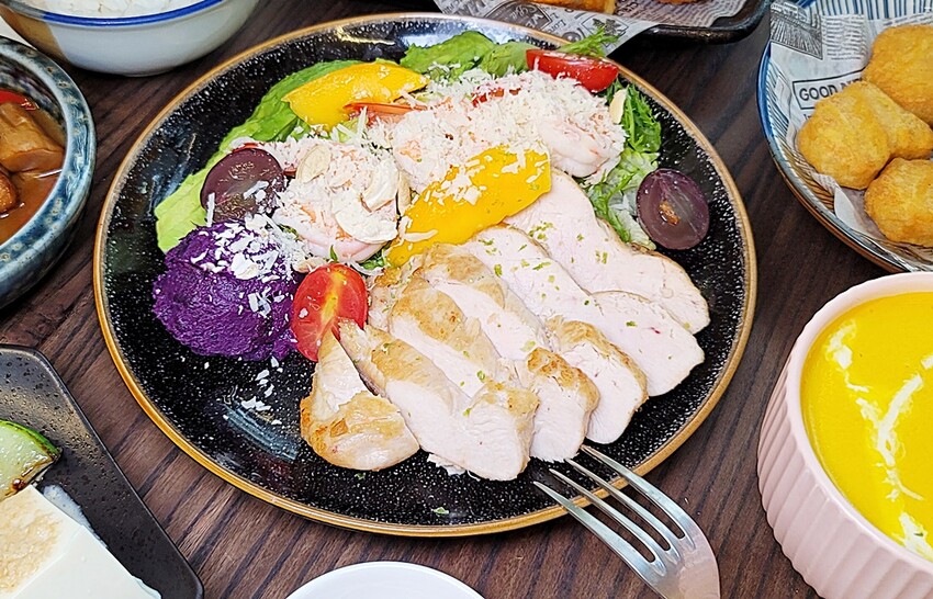 隱藏在巷仔內的低調人氣早午餐，超澎湃繽紛溫沙拉，限量經典三杯雞通通必點，早午餐就是要吃的夠滿足！