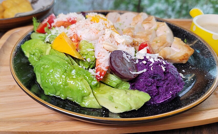 隱藏在巷仔內的低調人氣早午餐，超澎湃繽紛溫沙拉，限量經典三杯雞通通必點，早午餐就是要吃的夠滿足！