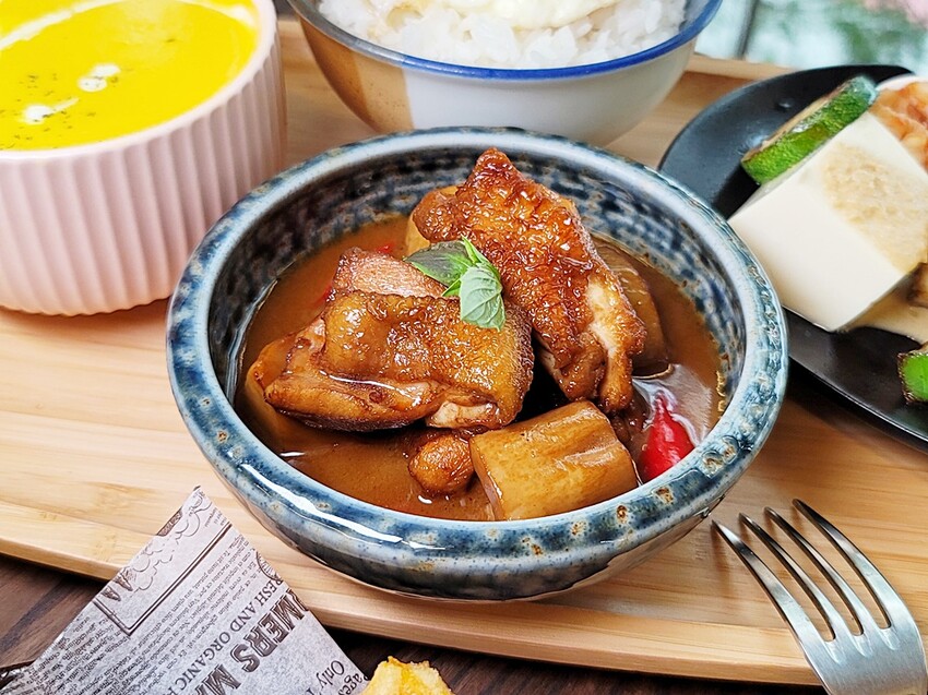 隱藏在巷仔內的低調人氣早午餐，超澎湃繽紛溫沙拉，限量經典三杯雞通通必點，早午餐就是要吃的夠滿足！