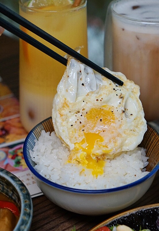 隱藏在巷仔內的低調人氣早午餐，超澎湃繽紛溫沙拉，限量經典三杯雞通通必點，早午餐就是要吃的夠滿足！