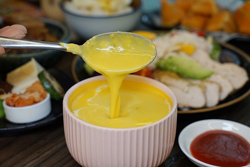 隱藏在巷仔內的低調人氣早午餐，超澎湃繽紛溫沙拉，限量經典三杯雞通通必點，早午餐就是要吃的夠滿足！