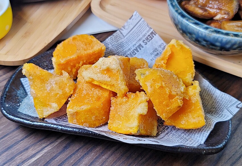 隱藏在巷仔內的低調人氣早午餐，超澎湃繽紛溫沙拉，限量經典三杯雞通通必點，早午餐就是要吃的夠滿足！