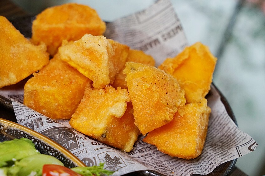 隱藏在巷仔內的低調人氣早午餐，超澎湃繽紛溫沙拉，限量經典三杯雞通通必點，早午餐就是要吃的夠滿足！