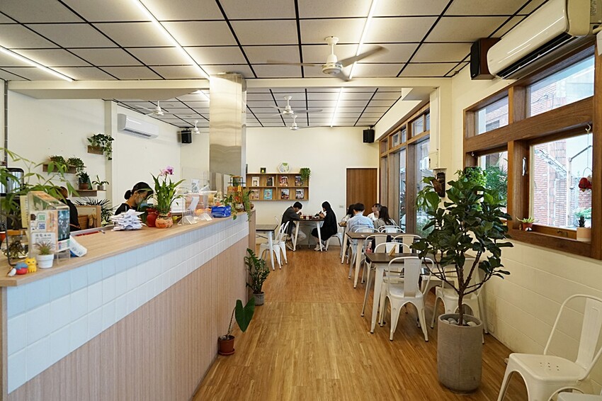 隱藏在巷仔內的低調人氣早午餐，超澎湃繽紛溫沙拉，限量經典三杯雞通通必點，早午餐就是要吃的夠滿足！