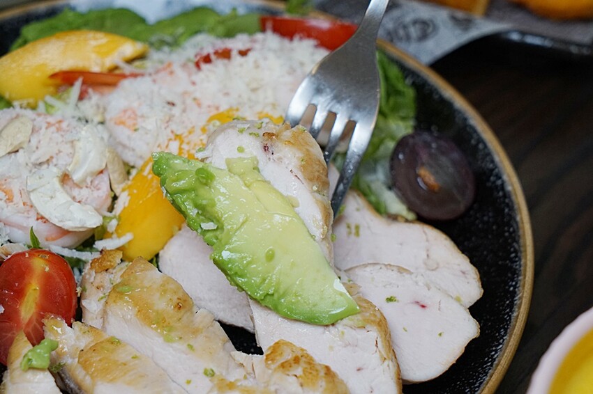 隱藏在巷仔內的低調人氣早午餐，超澎湃繽紛溫沙拉，限量經典三杯雞通通必點，早午餐就是要吃的夠滿足！