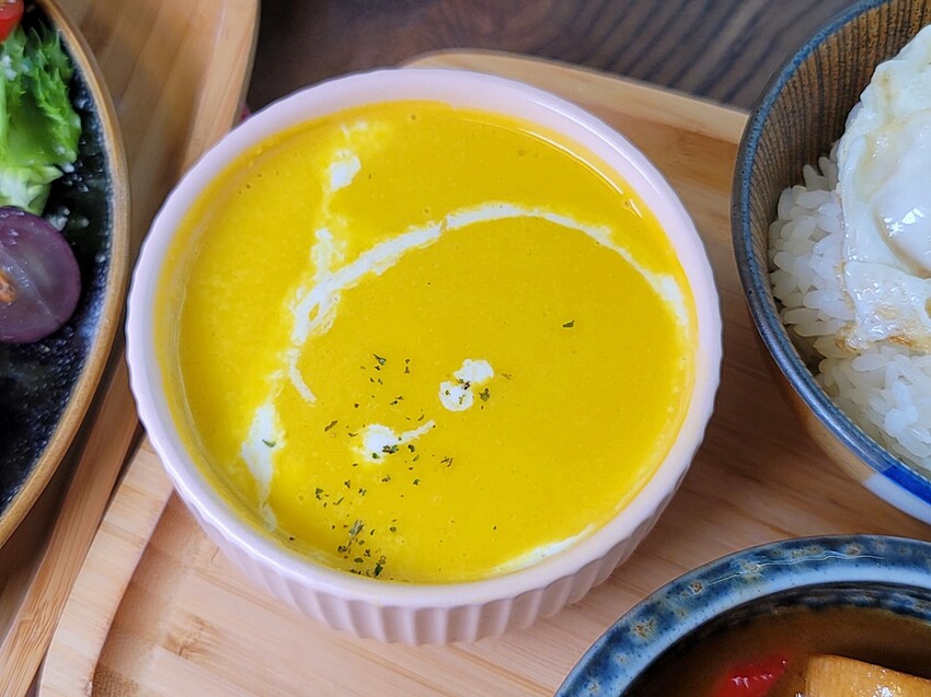 隱藏在巷仔內的低調人氣早午餐，超澎湃繽紛溫沙拉，限量經典三杯雞通通必點，早午餐就是要吃的夠滿足！