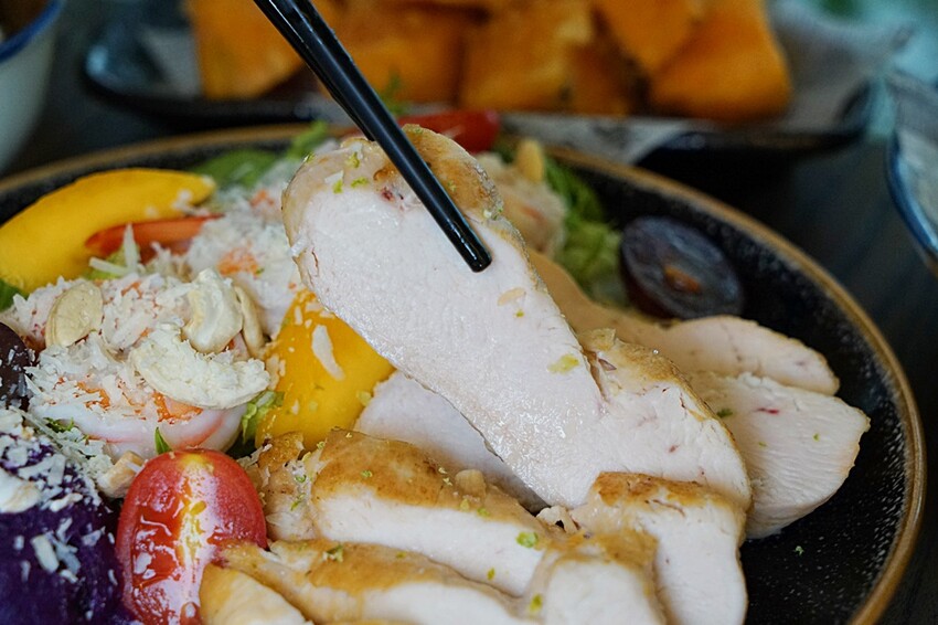 隱藏在巷仔內的低調人氣早午餐，超澎湃繽紛溫沙拉，限量經典三杯雞通通必點，早午餐就是要吃的夠滿足！