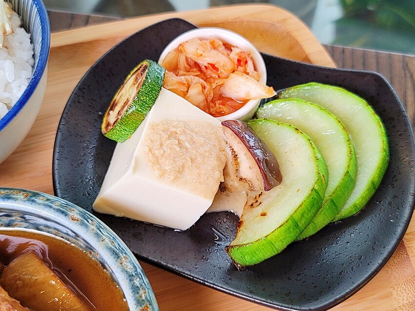 隱藏在巷仔內的低調人氣早午餐，超澎湃繽紛溫沙拉，限量經典三杯雞通通必點，早午餐就是要吃的夠滿足！