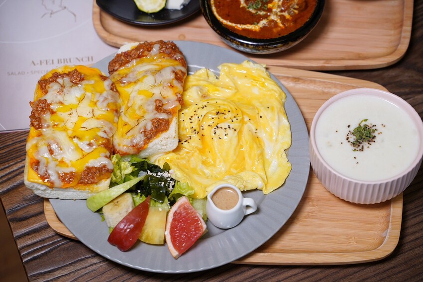 【阿飛Brunch】台中巷弄裡的療癒系早午餐店,大份量餐點兼具顏值與美味!必點帕瑪森軟法拼盤、酪梨香煎雞胸肉輕沙拉!鄰近台中火車站、大魯閣新時代購物中心 - 阿華田的美食日記