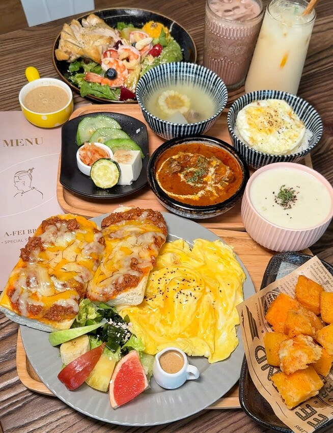 【阿飛Brunch】台中巷弄裡的療癒系早午餐店,大份量餐點兼具顏值與美味!必點帕瑪森軟法拼盤、酪梨香煎雞胸肉輕沙拉!鄰近台中火車站、大魯閣新時代購物中心 - 阿華田的美食日記
