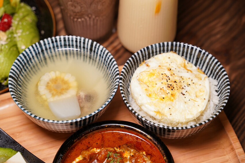 【阿飛Brunch】台中巷弄裡的療癒系早午餐店,大份量餐點兼具顏值與美味!必點帕瑪森軟法拼盤、酪梨香煎雞胸肉輕沙拉!鄰近台中火車站、大魯閣新時代購物中心 - 阿華田的美食日記