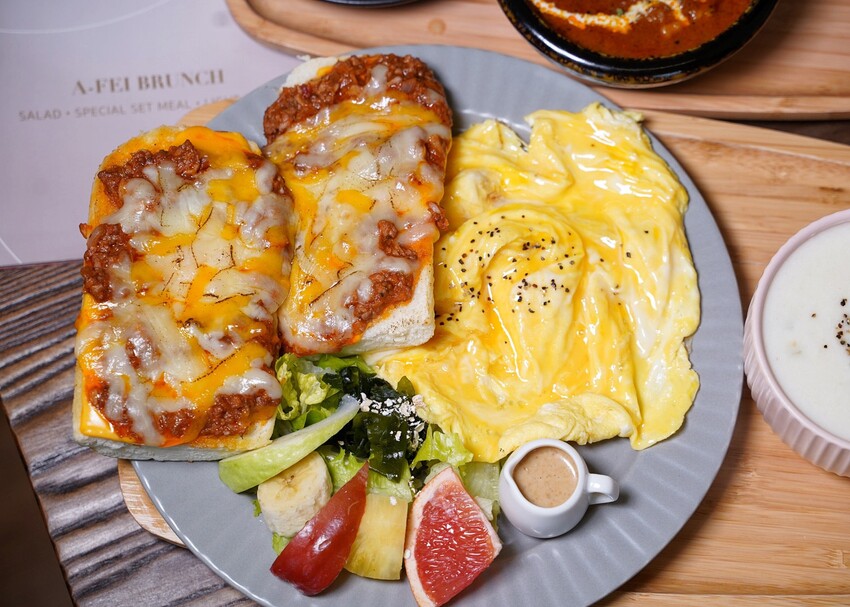 【阿飛Brunch】台中巷弄裡的療癒系早午餐店,大份量餐點兼具顏值與美味!必點帕瑪森軟法拼盤、酪梨香煎雞胸肉輕沙拉!鄰近台中火車站、大魯閣新時代購物中心 - 阿華田的美食日記