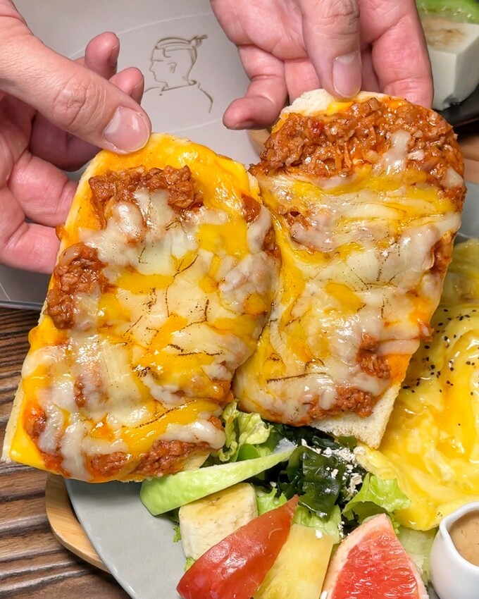 【阿飛Brunch】台中巷弄裡的療癒系早午餐店,大份量餐點兼具顏值與美味!必點帕瑪森軟法拼盤、酪梨香煎雞胸肉輕沙拉!鄰近台中火車站、大魯閣新時代購物中心 - 阿華田的美食日記