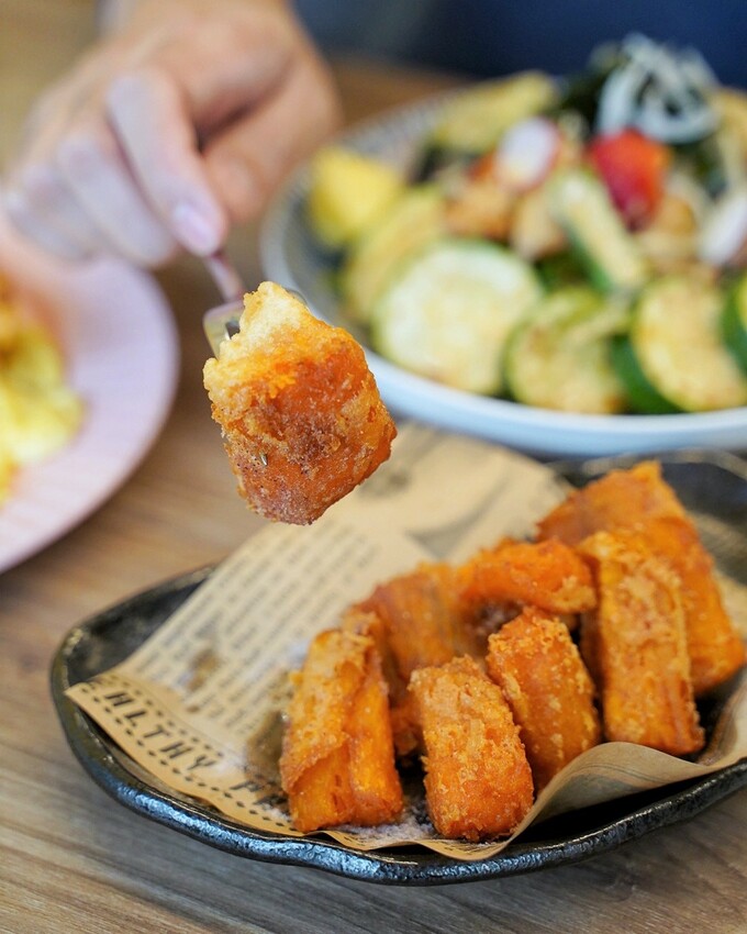 【阿飛Brunch】台中巷弄裡的療癒系早午餐店,大份量餐點兼具顏值與美味!必點帕瑪森軟法拼盤、酪梨香煎雞胸肉輕沙拉!鄰近台中火車站、大魯閣新時代購物中心 - 阿華田的美食日記