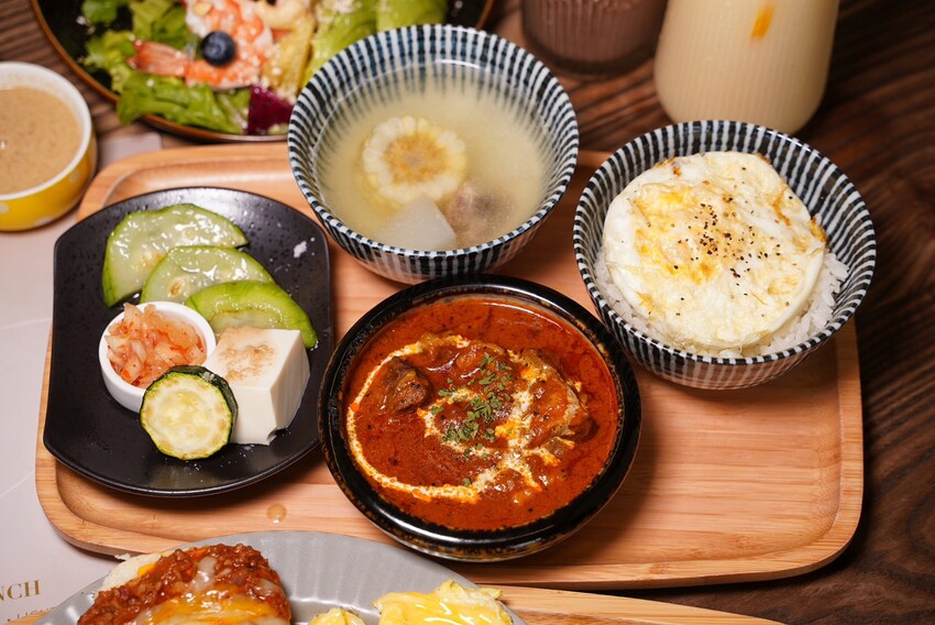 【阿飛Brunch】台中巷弄裡的療癒系早午餐店,大份量餐點兼具顏值與美味!必點帕瑪森軟法拼盤、酪梨香煎雞胸肉輕沙拉!鄰近台中火車站、大魯閣新時代購物中心 - 阿華田的美食日記