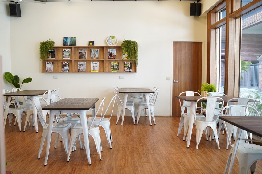 【阿飛Brunch】台中巷弄裡的療癒系早午餐店,大份量餐點兼具顏值與美味!必點帕瑪森軟法拼盤、酪梨香煎雞胸肉輕沙拉!鄰近台中火車站、大魯閣新時代購物中心 - 阿華田的美食日記