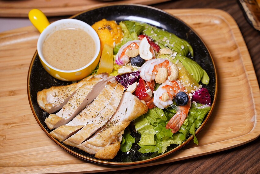 【阿飛Brunch】台中巷弄裡的療癒系早午餐店,大份量餐點兼具顏值與美味!必點帕瑪森軟法拼盤、酪梨香煎雞胸肉輕沙拉!鄰近台中火車站、大魯閣新時代購物中心 - 阿華田的美食日記