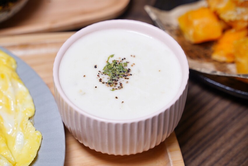 【阿飛Brunch】台中巷弄裡的療癒系早午餐店,大份量餐點兼具顏值與美味!必點帕瑪森軟法拼盤、酪梨香煎雞胸肉輕沙拉!鄰近台中火車站、大魯閣新時代購物中心 - 阿華田的美食日記