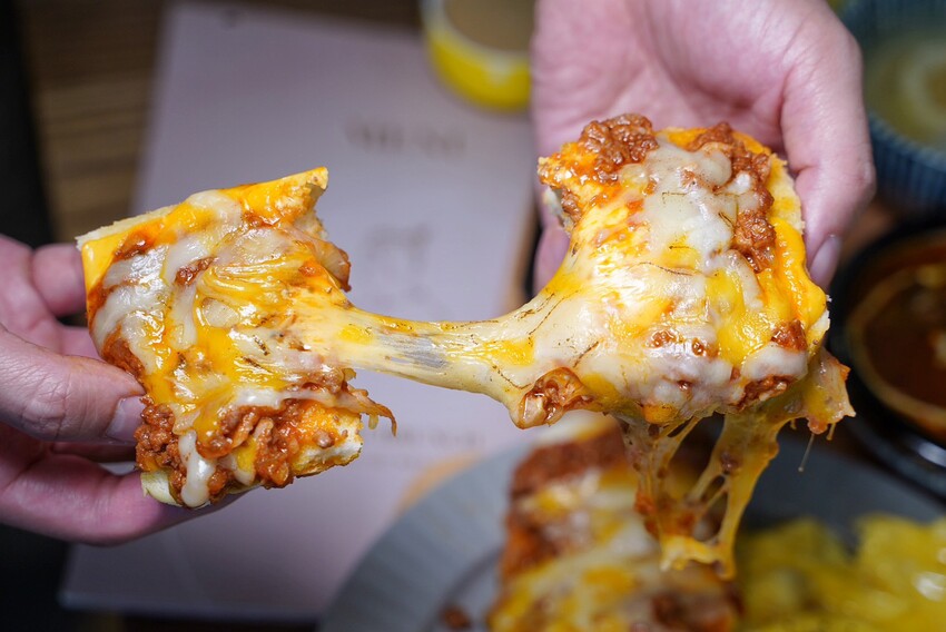 【阿飛Brunch】台中巷弄裡的療癒系早午餐店,大份量餐點兼具顏值與美味!必點帕瑪森軟法拼盤、酪梨香煎雞胸肉輕沙拉!鄰近台中火車站、大魯閣新時代購物中心 - 阿華田的美食日記