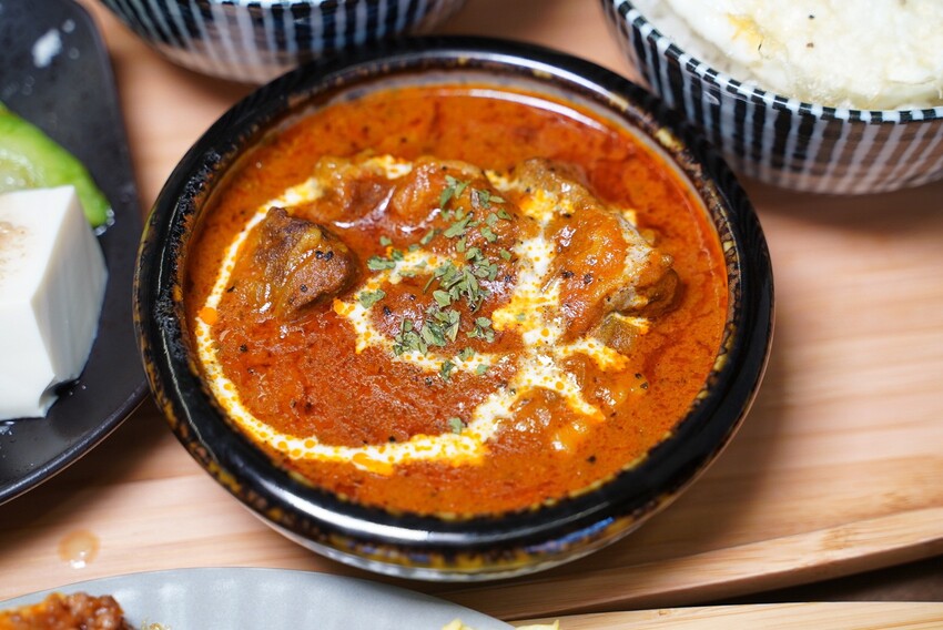 【阿飛Brunch】台中巷弄裡的療癒系早午餐店,大份量餐點兼具顏值與美味!必點帕瑪森軟法拼盤、酪梨香煎雞胸肉輕沙拉!鄰近台中火車站、大魯閣新時代購物中心 - 阿華田的美食日記