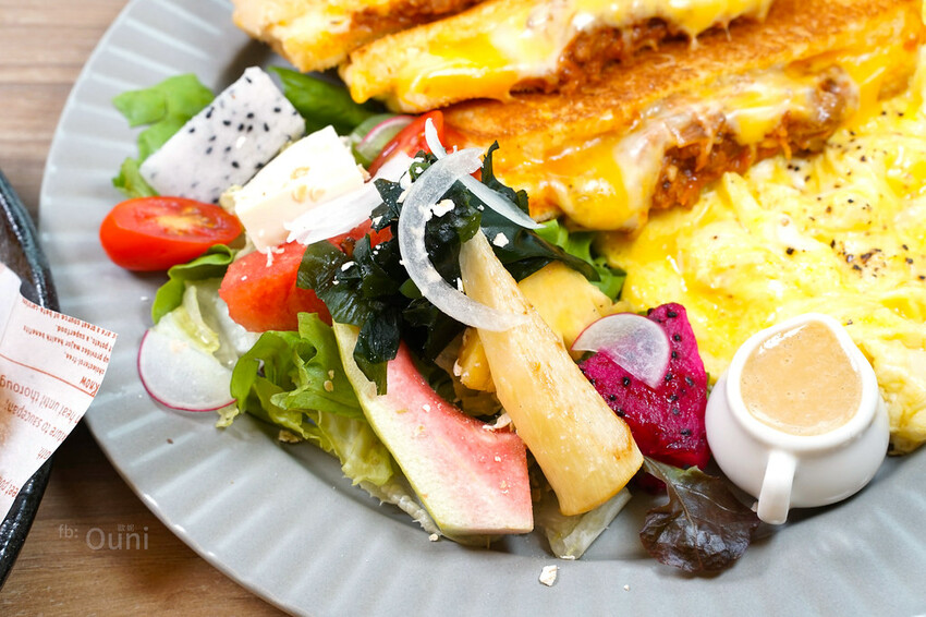 阿飛Brunch│台中早午餐推薦。繽紛觀葉植物躍然牆上，綠意相伴享受美食慢慢吃