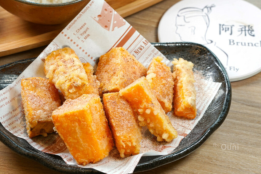 阿飛Brunch│台中早午餐推薦。繽紛觀葉植物躍然牆上，綠意相伴享受美食慢慢吃