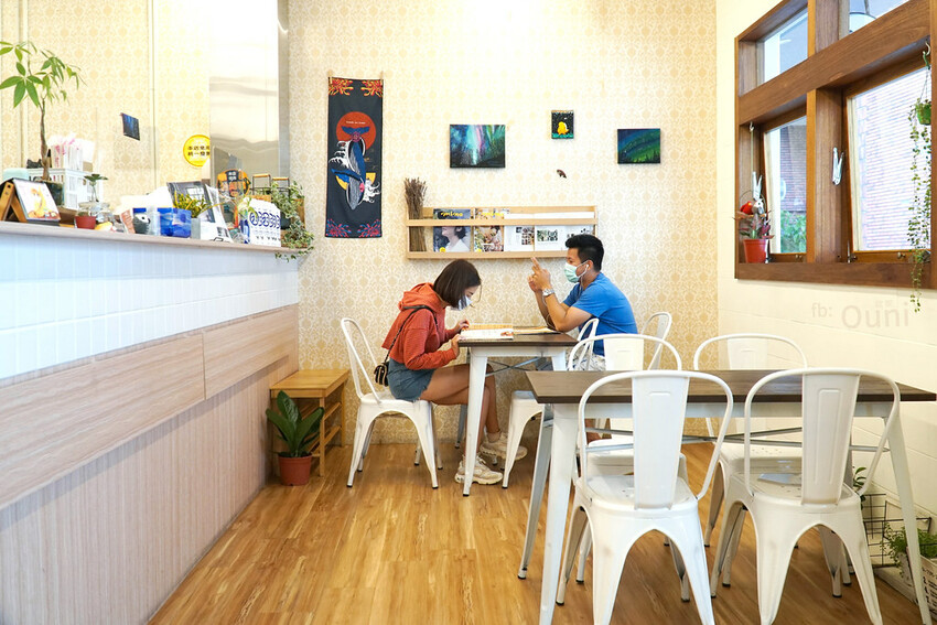 阿飛Brunch│台中早午餐推薦。繽紛觀葉植物躍然牆上，綠意相伴享受美食慢慢吃