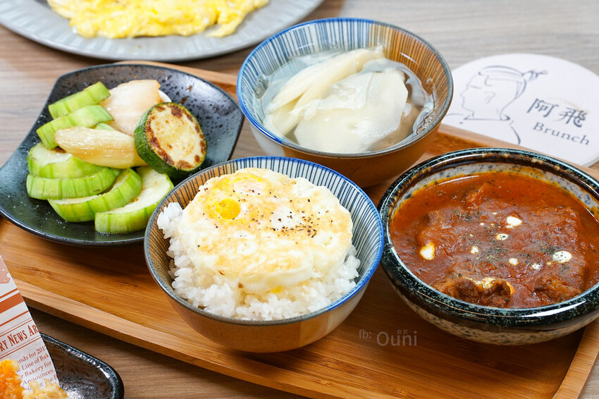 阿飛Brunch│台中早午餐推薦。繽紛觀葉植物躍然牆上，綠意相伴享受美食慢慢吃