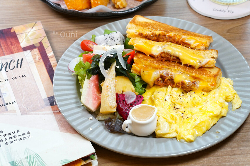 阿飛Brunch│台中早午餐推薦。繽紛觀葉植物躍然牆上，綠意相伴享受美食慢慢吃