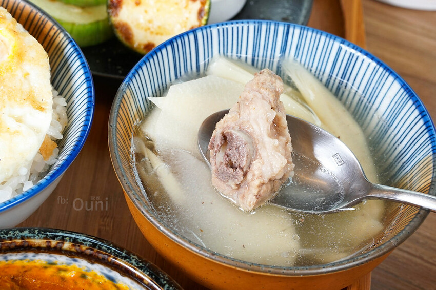 阿飛Brunch│台中早午餐推薦。繽紛觀葉植物躍然牆上，綠意相伴享受美食慢慢吃