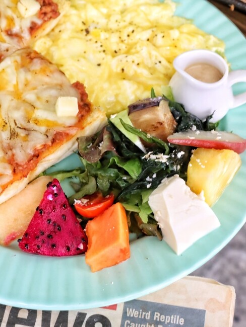 【台中食記】二訪森林系巷弄人氣早午餐『阿飛Brunch』鄰近火車站優良食材份量大,還是寵物友善喔!