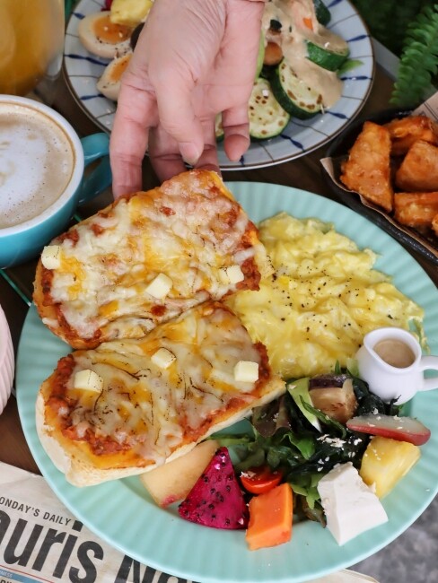 【台中食記】二訪森林系巷弄人氣早午餐『阿飛Brunch』鄰近火車站優良食材份量大,還是寵物友善喔!