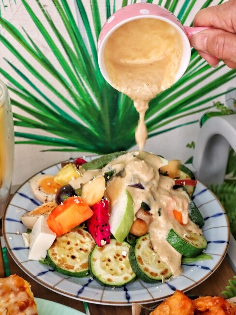 【台中食記】二訪森林系巷弄人氣早午餐『阿飛Brunch』鄰近火車站優良食材份量大,還是寵物友善喔!