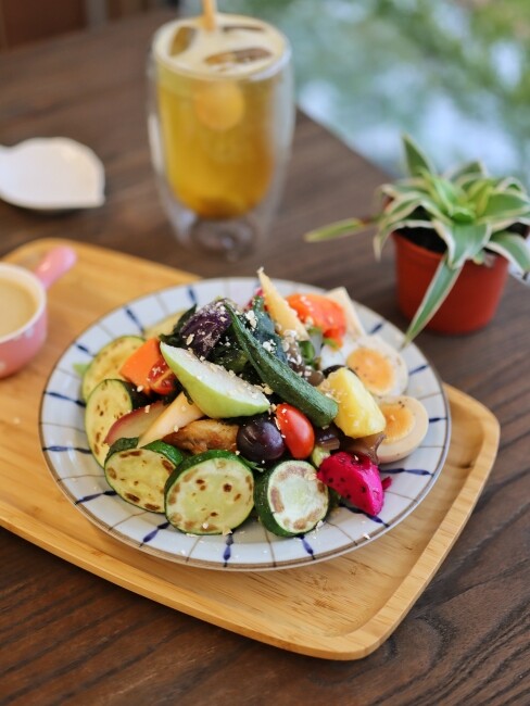 【台中食記】二訪森林系巷弄人氣早午餐『阿飛Brunch』鄰近火車站優良食材份量大,還是寵物友善喔!