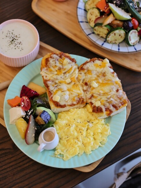 【台中食記】二訪森林系巷弄人氣早午餐『阿飛Brunch』鄰近火車站優良食材份量大,還是寵物友善喔!