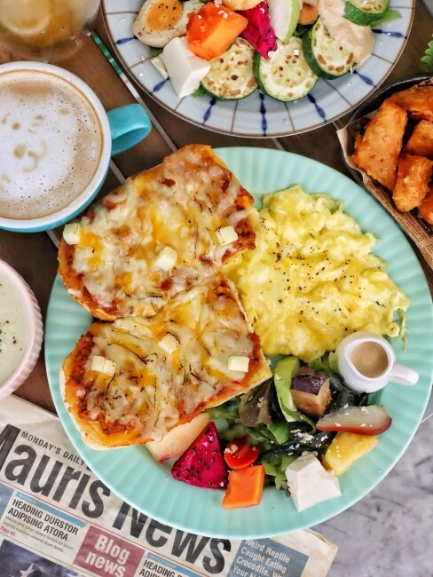 【台中食記】二訪森林系巷弄人氣早午餐『阿飛Brunch』鄰近火車站優良食材份量大,還是寵物友善喔!