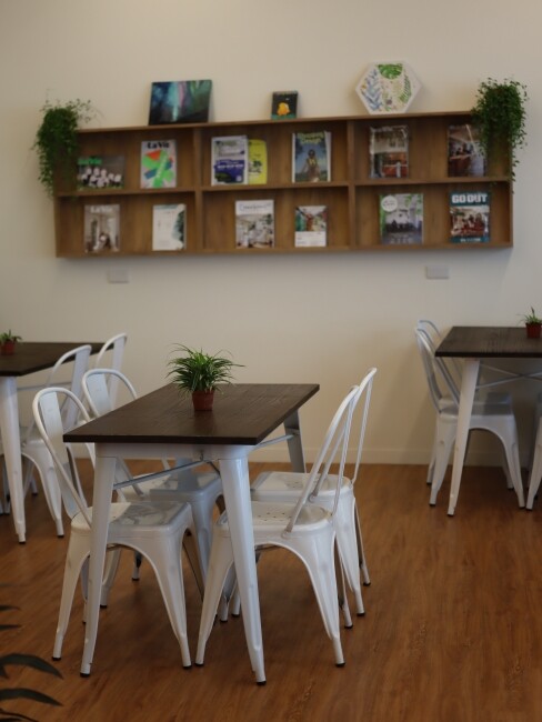 【台中食記】二訪森林系巷弄人氣早午餐『阿飛Brunch』鄰近火車站優良食材份量大,還是寵物友善喔!