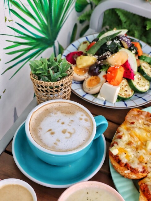 【台中食記】二訪森林系巷弄人氣早午餐『阿飛Brunch』鄰近火車站優良食材份量大,還是寵物友善喔!